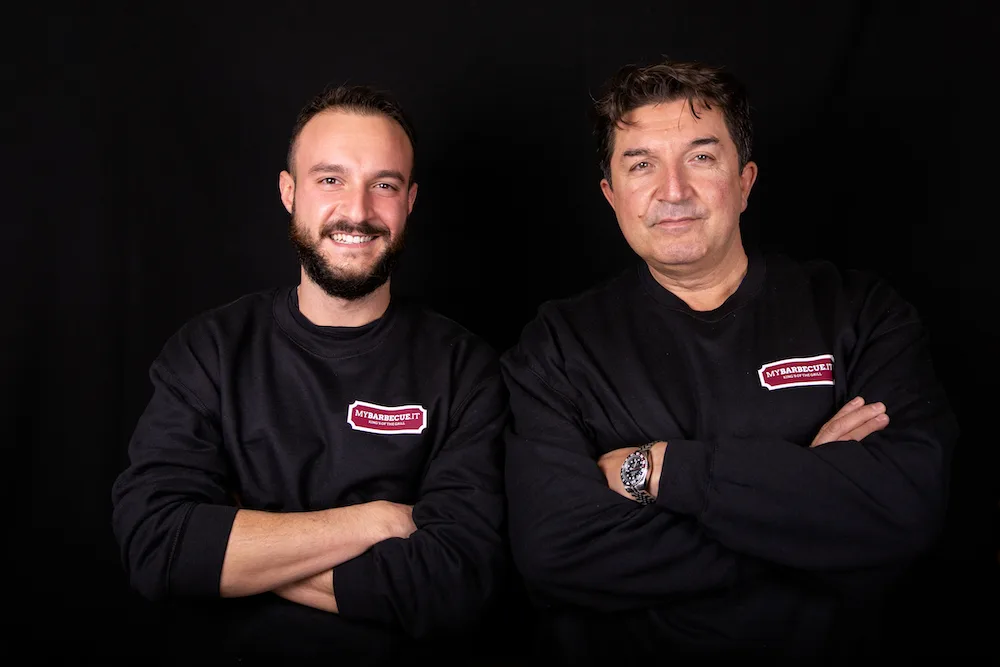 Due macellai del team MyBarbecue, a braccia conserte